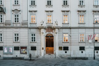 Fassade eines großen historischen Gebäudes.