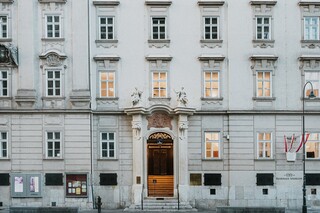 Fassade eines großen historischen Gebäudes.