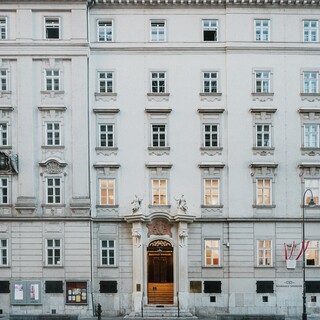 Fassade eines großen historischen Gebäudes.