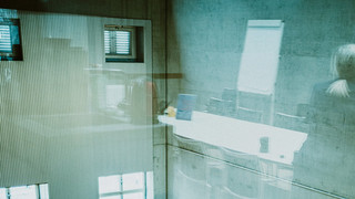 Blick von oben auf ein hohes modernes Besprechungszimmer.