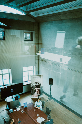 Blick von oben auf ein hohes modernes Besprechungszimmer.