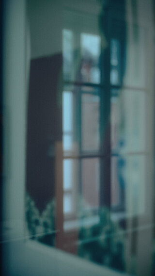 Spiegelung eines Fensters im Schutzglas eines gerahmten Bildes.