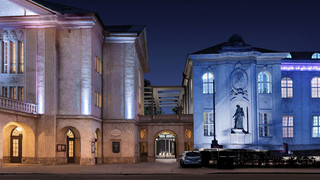 Mozarteum von außen am Abend, beleuchtet