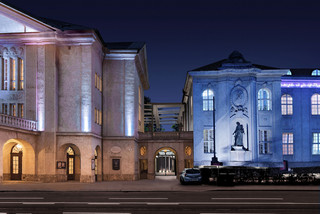 Mozarteum von außen am Abend, beleuchtet