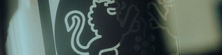 Detailaufnahme Logo mit Löwen Bankhaus Spängler