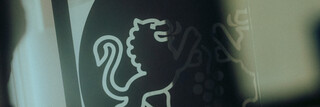 Detailaufnahme Logo mit Löwen Bankhaus Spängler