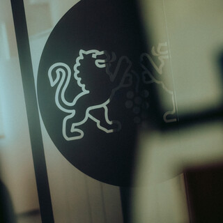 Detailaufnahme Logo mit Löwen Bankhaus Spängler