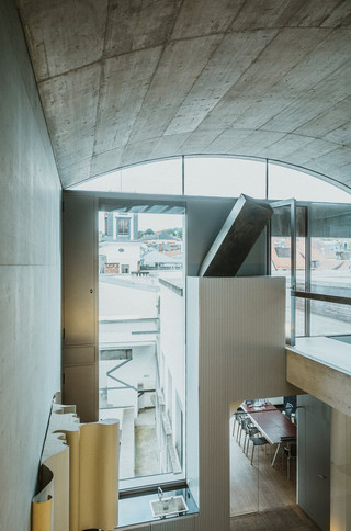 Halle eines modernen Gebäudes mit Sichtbeton.