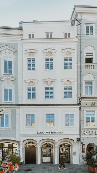 Eine Reihe schmaler historischer Häuser.