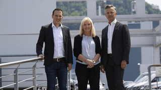 Der Porsche Betriebsrat (Mag. Stephan Thuswaldner, Margarete Gehl) und das Bankhaus Spängler (Dr. Werner G. Zenz) freuen sich über die neue Kooperation.