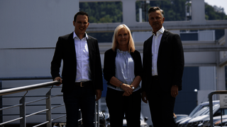 CARL-Kooperation-Porsche Der Porsche Betriebsrat (Mag. Stephan Thuswaldner, Margarete Gehl) und das Bankhaus Spängler (Dr. Werner G. Zenz) freuen sich über die neue Kooperation.