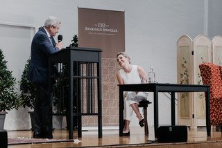 KR Heinrich Spängler begrüßt Schauspielerin Verena Altenberger im Rahmen einer Lesung