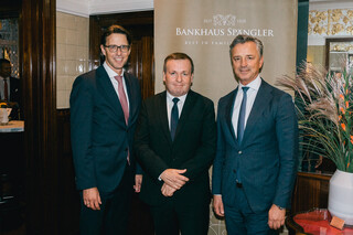 Das Bankhaus Spängler lud zu einem spannenden Vortragsabend zum Thema Computerkriminalität (v.l.): Nils Kottke (Mitglied des Vorstandes im Bankhaus Spängler), Werner G. Zenz (Sprecher des Vorstandes im Bankhaus Spängler), der Experte für Computerkriminalität Cornelius Granig sowie die Leiter der Spängler-Niederlassung in Wien Jakob Matuschka-Gablenz und Raphael Hartl.