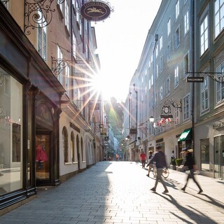 Eine sonnige Gasse in der Salzburger Altstadt.
