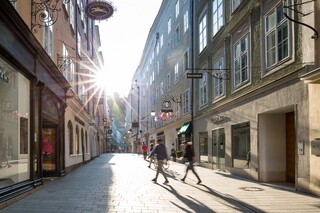 Eine sonnige Gasse in der Salzburger Altstadt.