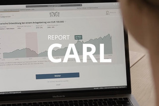 Laptop mit eingeblendeter Folie mit der Aufschrift "Report CARL"