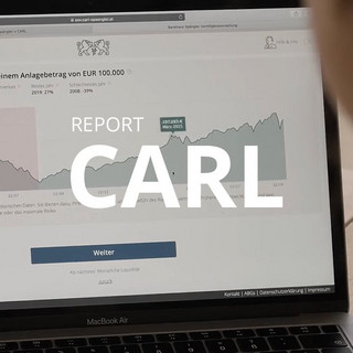 Laptop mit eingeblendeter Folie mit der Aufschrift "Report CARL"