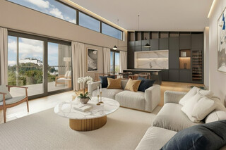 Ansicht eines modernen Wohnzimmers mit einer hellen Couch und lichtdurchfluteter Fensterfront