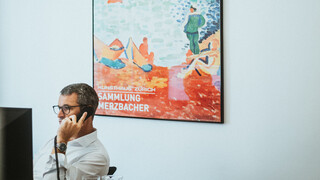 Plakat einer Kunstausstellung in den Büroräumen