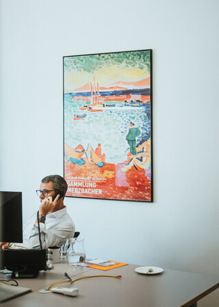 Plakat einer Kunstausstellung in den Büroräumen