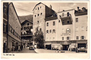Ein historisches Schwarz-Weiß-Foto zeigt eine Häuserreihe in einer Stadt.