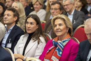 Philipp, Pia und Eva Spängler sitzen im Publikum und hören aufmerksam zu