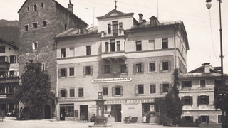 Historisches Kastnerhaus am Stadtplatz in Zell am See von außen, nebenbei der Vogtturm
