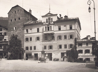 Historisches Kastnerhaus am Stadtplatz in Zell am See von außen, nebenbei der Vogtturm
