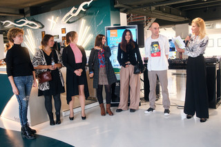 Die Künstlerinnen Elena Steiner, Tamara Kolb, Julia Hanzl, Carola Deutsch, Marion Rauter mit Tom Lohner (Bakerhouse Gallery) und Sabine Skorka (Bankhaus Spängler, Leitung Region Steiermark)