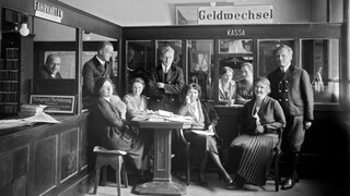 Mitarbeiter und Mitarbeiterinnen einer Bank im Schalterbereich