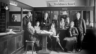Mitarbeiter und Mitarbeiterinnen einer Bank im Schalterbereich