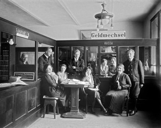 Mitarbeiter und Mitarbeiterinnen einer Bank im Schalterbereich
