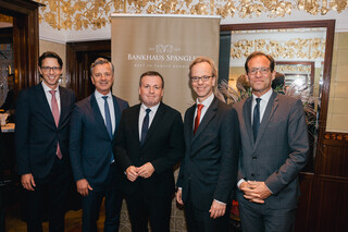 Das Bankhaus Spängler lud zu einem spannenden Vortragsabend zum Thema Computerkriminalität (v.l.): Nils Kottke (Mitglied des Vorstandes im Bankhaus Spängler), Werner G. Zenz (Sprecher des Vorstandes im Bankhaus Spängler), der Experte für Computerkriminalität Cornelius Granig sowie die Leiter der Spängler-Niederlassung in Wien Jakob Matuschka-Gablenz und Raphael Hartl.