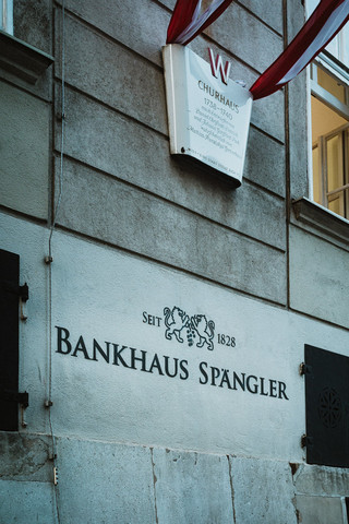 Eine historische Hausfassade trägt die Aufschrift "Bankhaus Spängler".