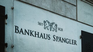 Eine historische Hausfassade trägt die Aufschrift "Bankhaus Spängler".
