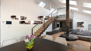 Moderner, heller und großzügiger Wohnbereich mit Treppe in die 1. Etage